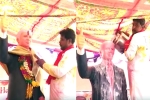 donald trump, donald trump statue, donald trump bhakt from telangana in india unveils a 6 ft statue of u s president performs puja with milk, Srinivas kuchibhotla