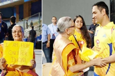 MS Dhoni Hosts Indian Team For Dinner At His Home