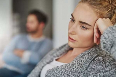 Subtle Yet Effective Signs That He&rsquo;s Unhappy in the Relationship