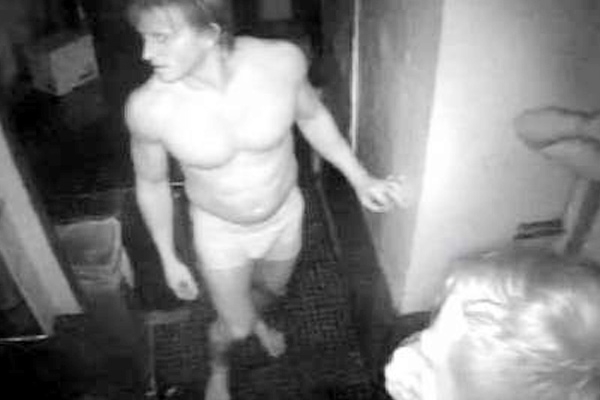Naked man loot Bonnita beach restaurant, steal burgers and bacons},{Naked man loot Bonnita beach restaurant, steal burgers and bacons